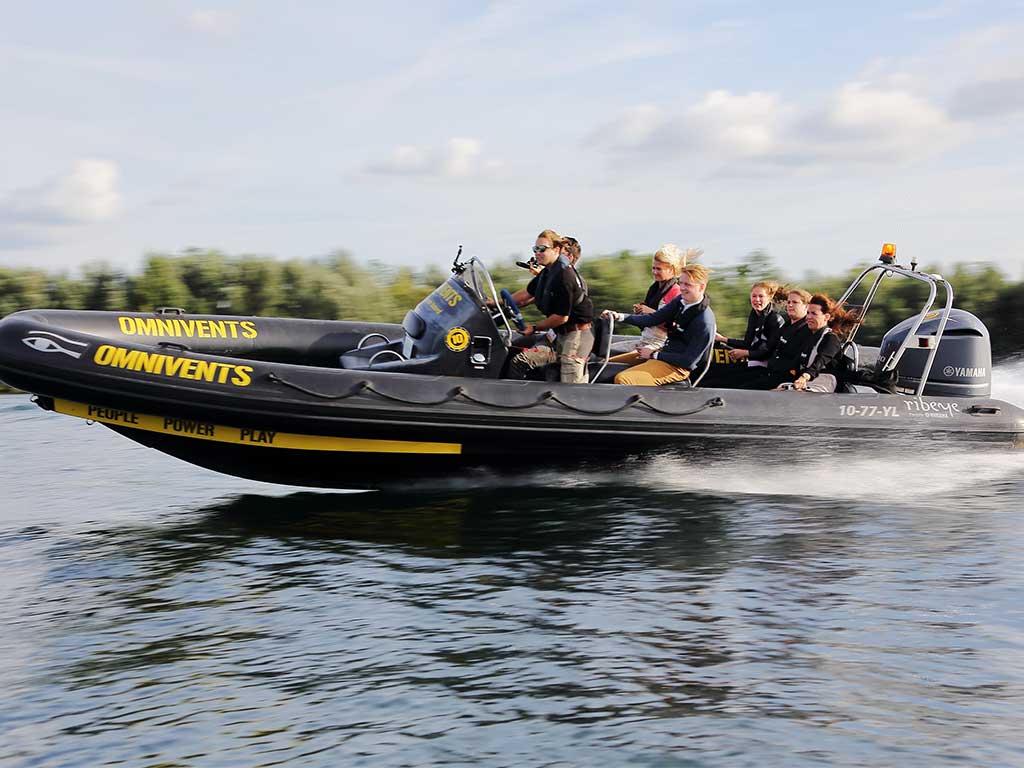 nijmegen-teamactiviteit-ribboot-varen